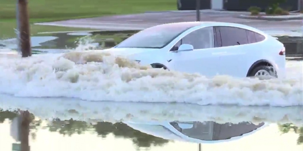 Tesla Model X успешна и при наводнение (видео)