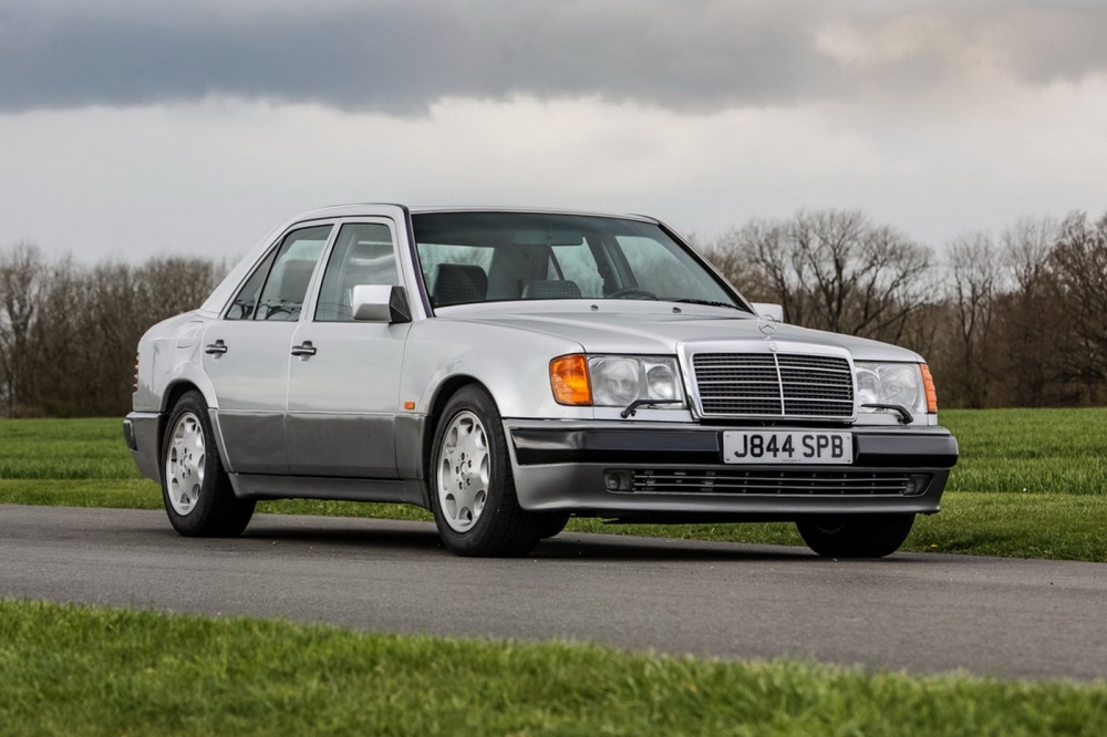 Мистър Бийн продава Mercedes 500E – колко бихте дали?