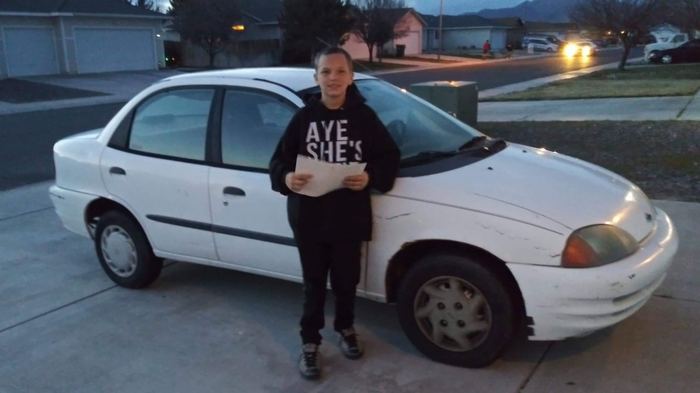 13-годишно момче зарадва майка си с нова кола