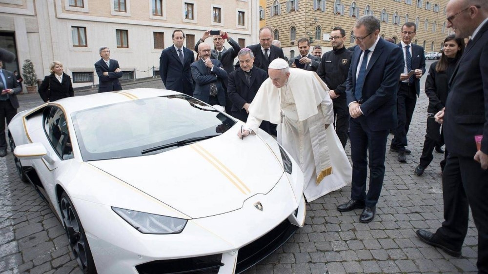 Продадоха Lambo-то на папа Франциск