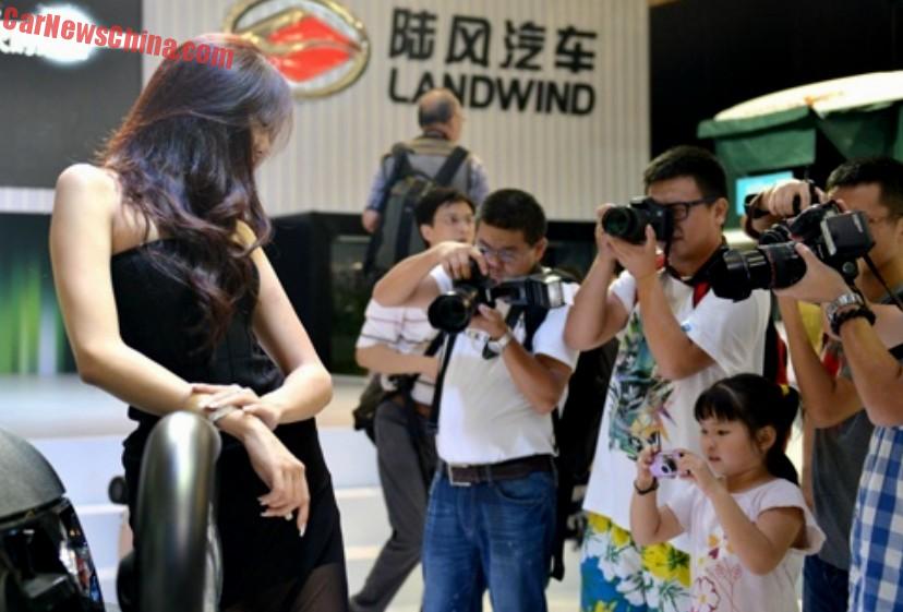 Забраниха децата и хостесите на салона в Шанхай