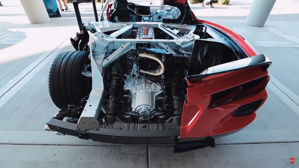 Вижте новия Chevrolet Corvette в детайли чрез разрязан прототип (видео)