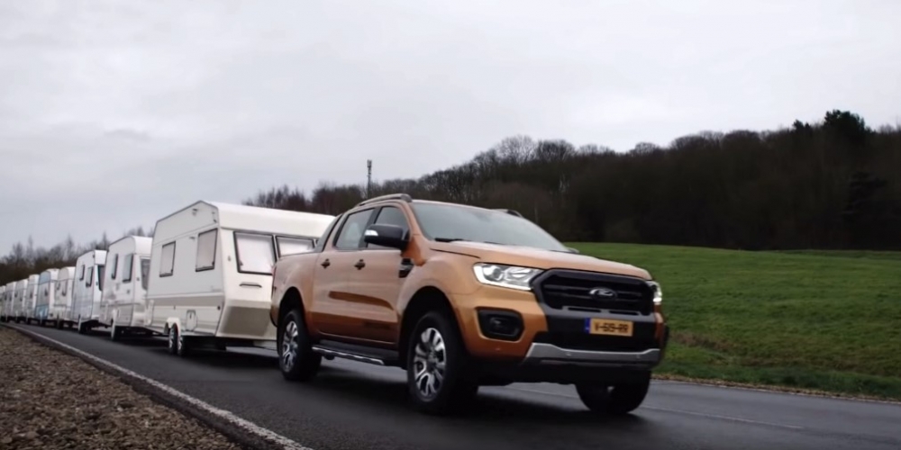 Яко видео: Пикапът Ford Ranger взе на буксир 15 каравана!
