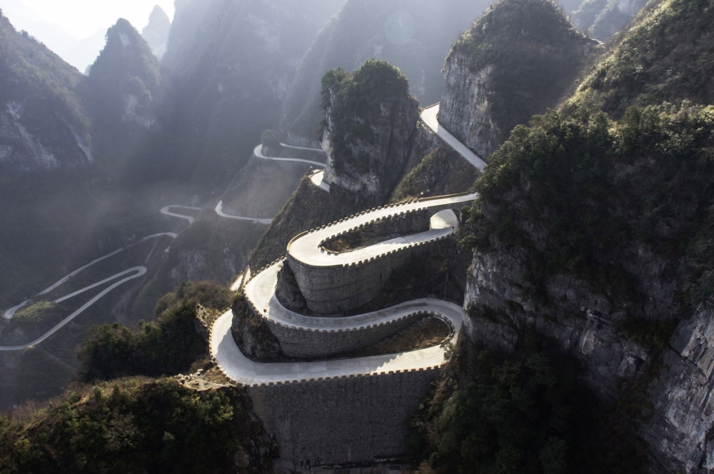 VW устремен към рекорд на "небесния път" в Китай (видео)