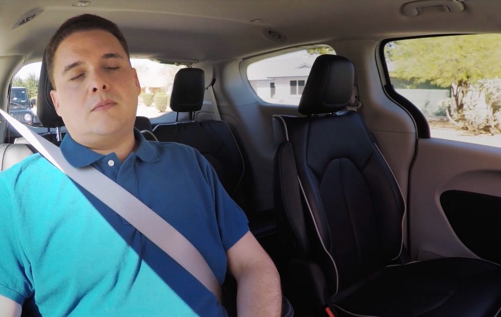 Кола без шофьор вози по нормален път спящ мъж и бебе (видео)
