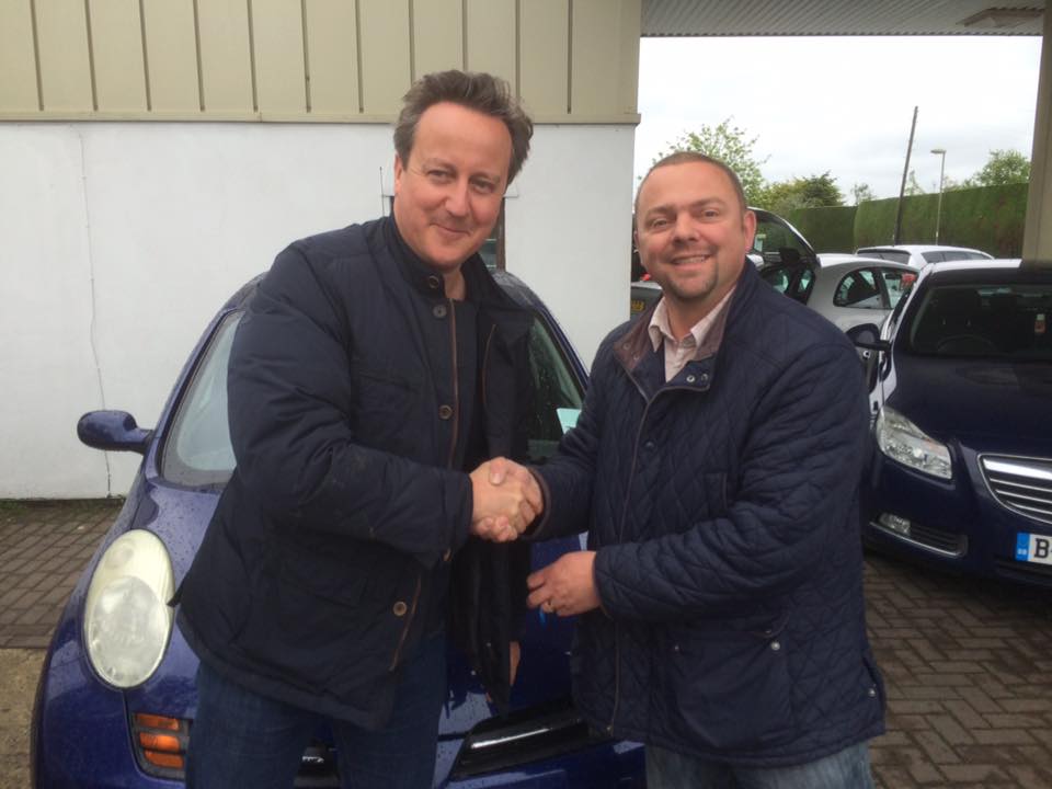 Премиерът на Великобритания си купи стар Nissan Micra