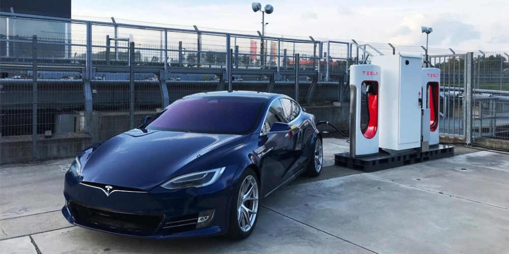 С какво зарежда колите си Tesla на Нюрбургринг – с дизелов генератор?