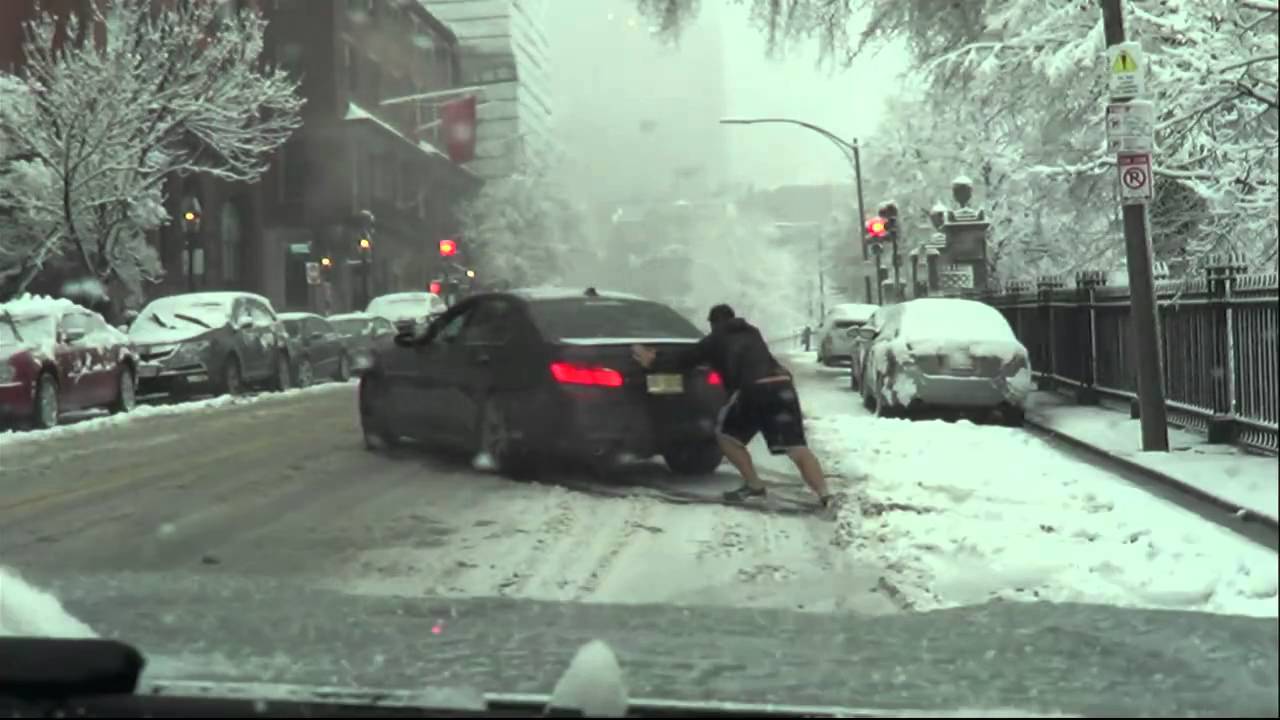 Вижте какво се случва с BMW M5 без зимни гуми на сняг (видео)