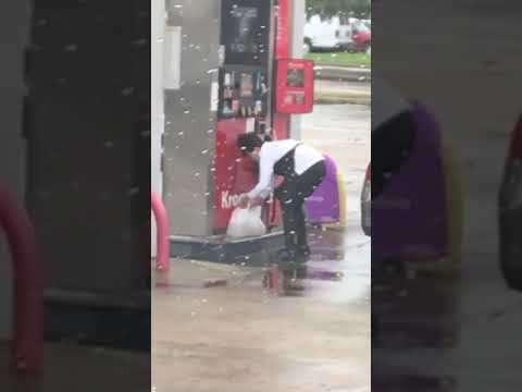 Жена се опитва да пренесе гориво от колонката до колата си в… найлоново пликче (видео)