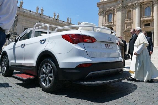Папа Франциск смени M-Класата с Hyundai Santa Fe