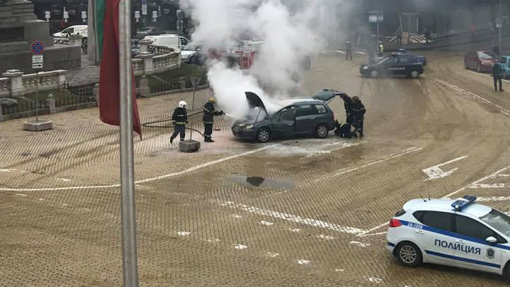 Кола се запали точно пред парламента