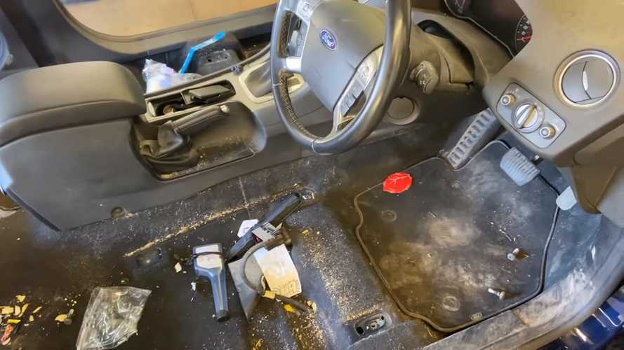 Да почистиш може би най-мръсната кола на света (видео)