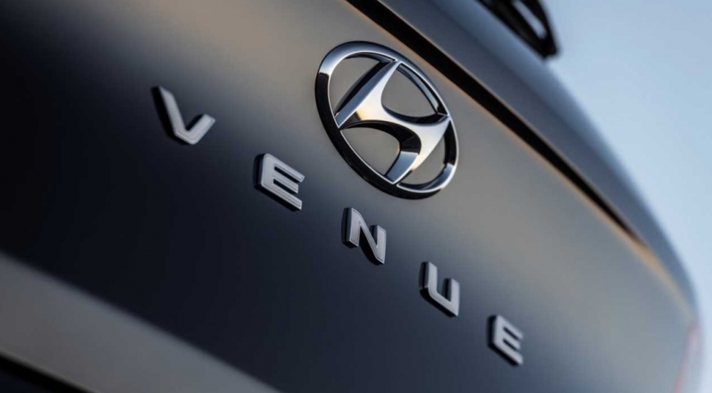 Hyundai загатна за малък кросоувър Venue (видео)
