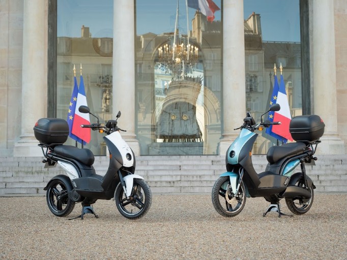 Peugeot e-Ludix влиза в Елисейския дворец