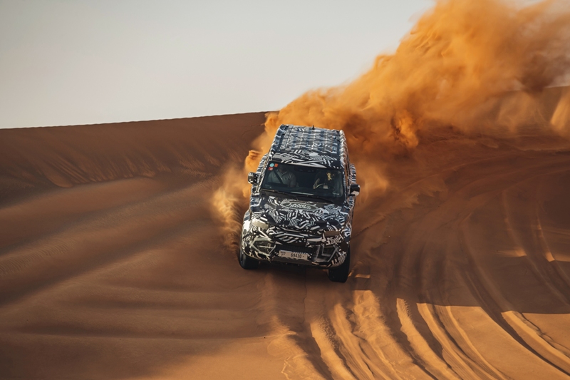 Land Rover и Червения кръст – яки тестове в пустинята за Defender (видео)