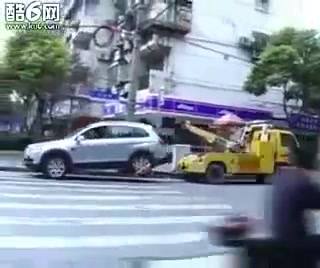 Жена с джип дърпа на две гуми "паяк", пристигнал да я вдига (видео)