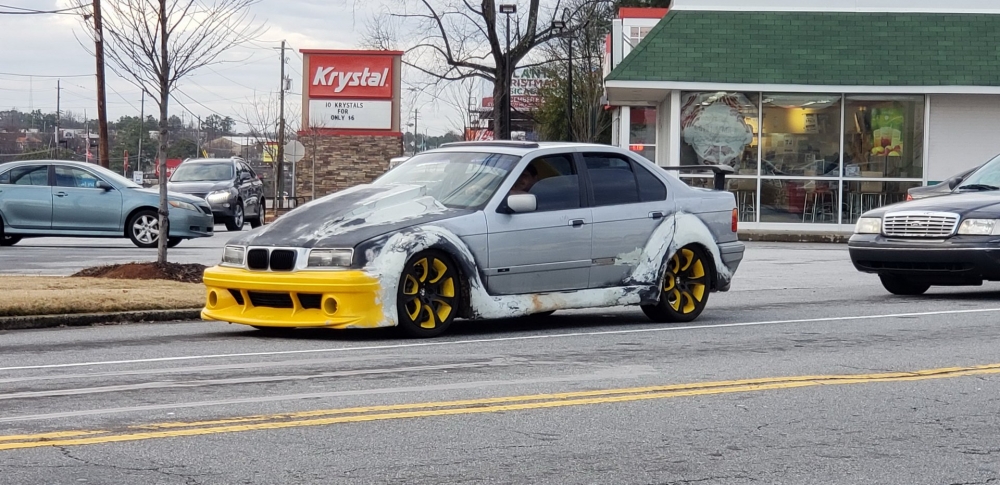 Какво ли си мисли собственикът на това BMW?