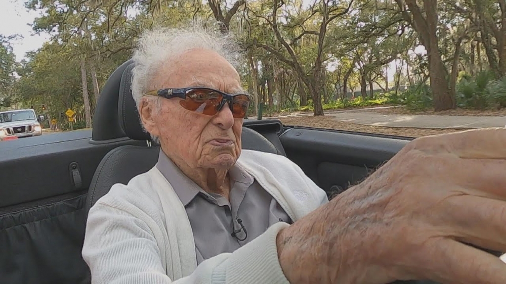 107-годишен американец кара открития си Mercedes всеки ден (видео)