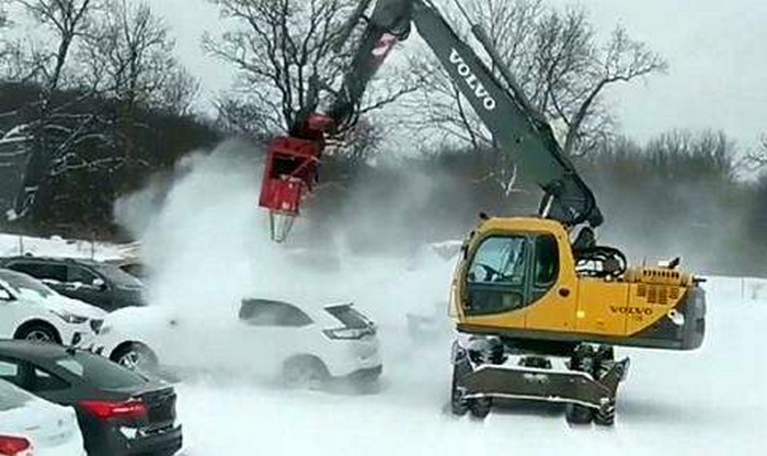 Як метод за отстраняване на сняг от автомобили (видео)