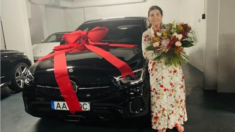 Кристиано Роналдо подари нов Mercedes на майка си