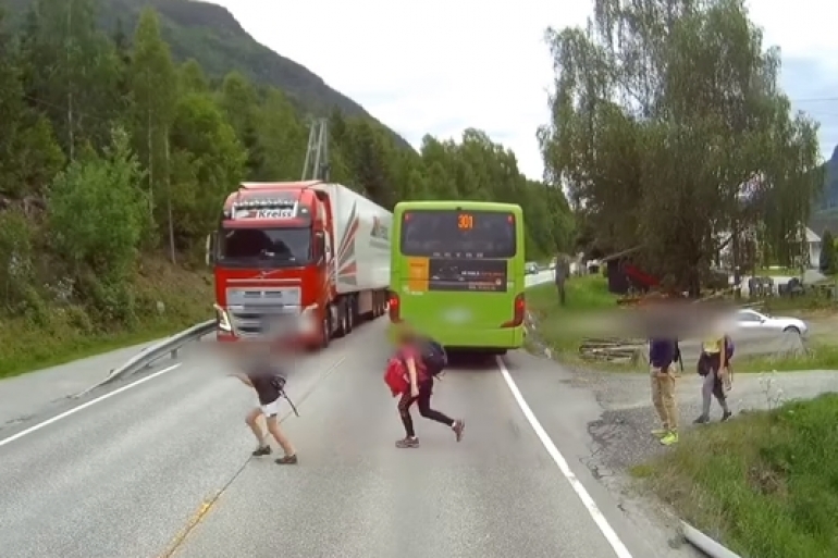 Шофьор на камион Volvo и спирачките спасяват живота на дете (видео)