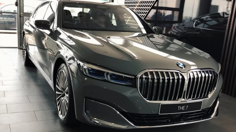 Как изглежда фейслифтът на BMW 7-Series в реална среда? (видео)