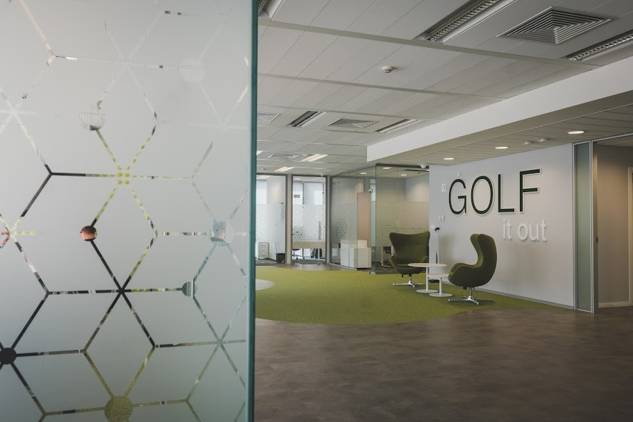 Мини голф игрище и маса за билярд в работно пространство