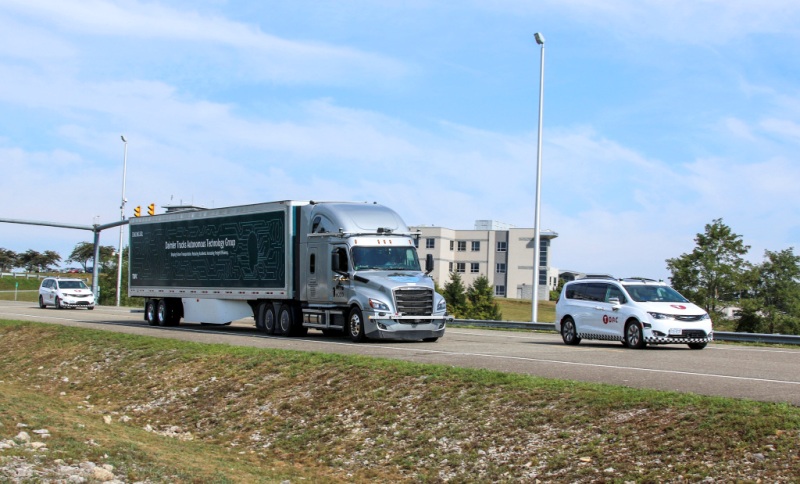 Daimler тества роботизирани камиони по пътищата в САЩ