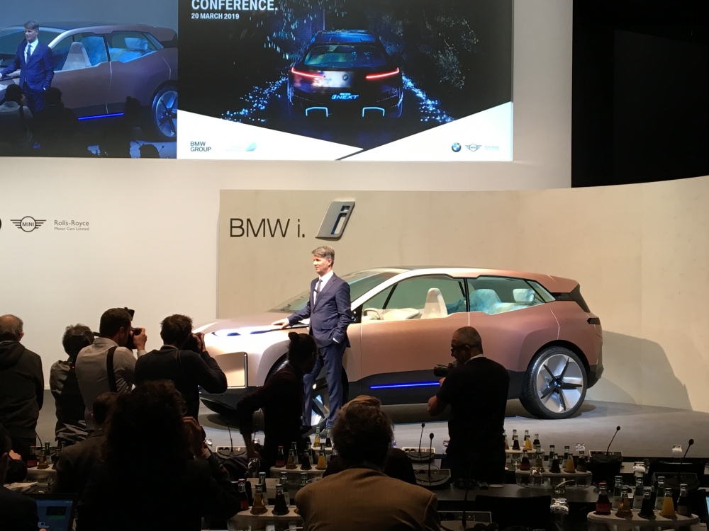 BMW планира по-скромна печалба, ще реже разходи