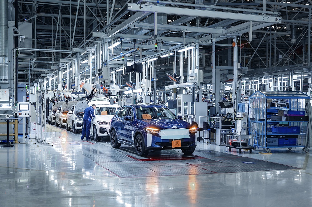 BMW продължава подготовката за изцяло електрическия iX3