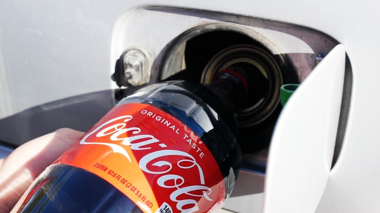 Какво ще се случи с колата, ако сипете кока-кола в резервоара? (видео)