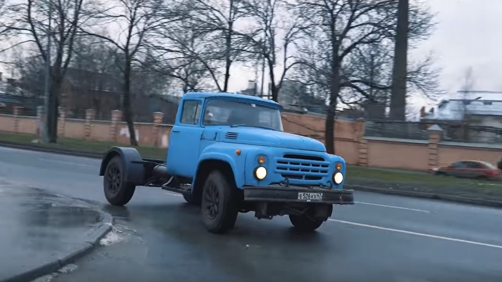 Руснаци сложиха V8 мотор от BMW X5M в ЗИЛ (видео)