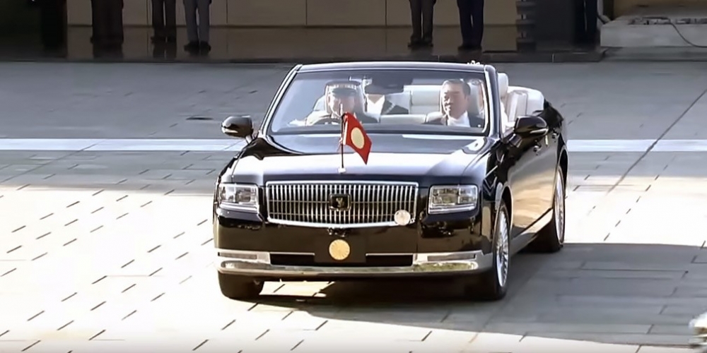 Видео: Луксозен кабриолет Toyota начело на императорския кортеж в Токио