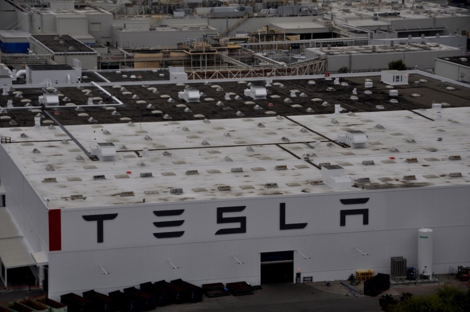 Tesla уволнява 9% от работниците си