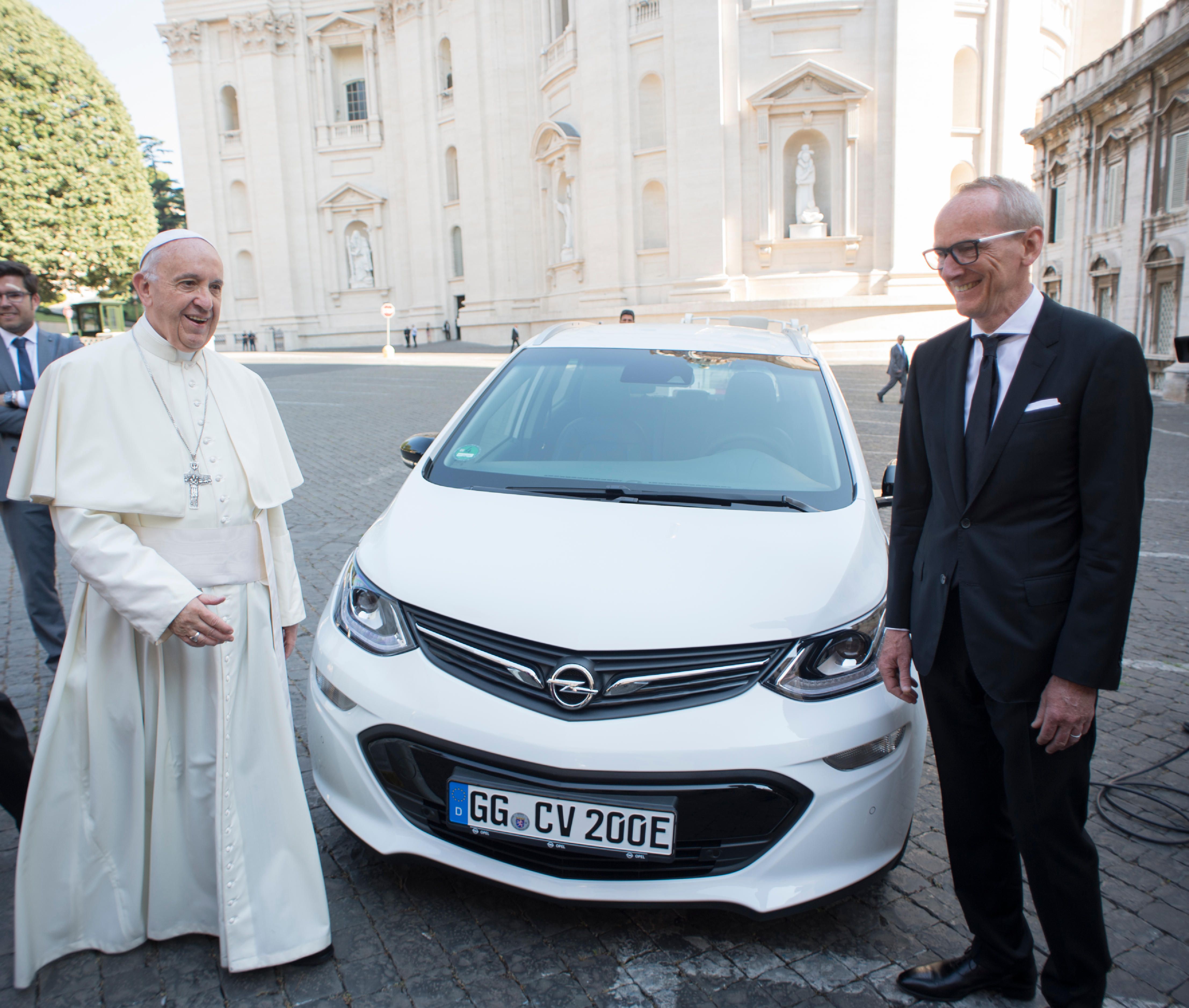 Електрически Opel за папата