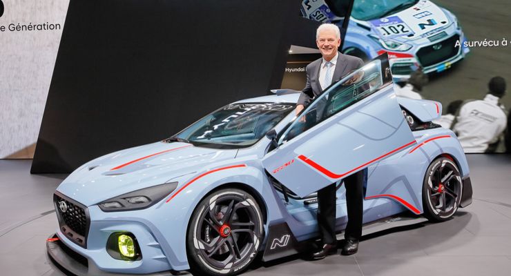 Шеф в Hyundai: BMW и Mercedes използват глупави технологии!