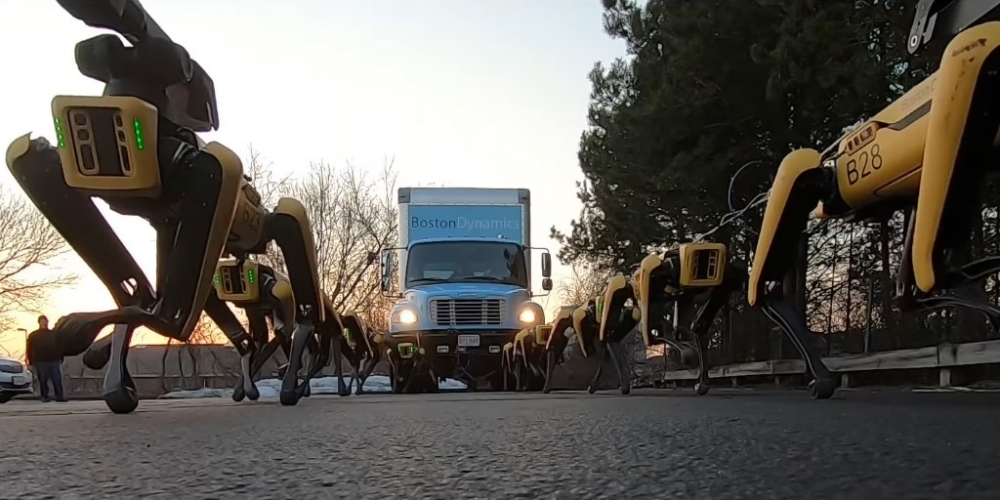 Видео: Кучета-роботи дърпат камион?!