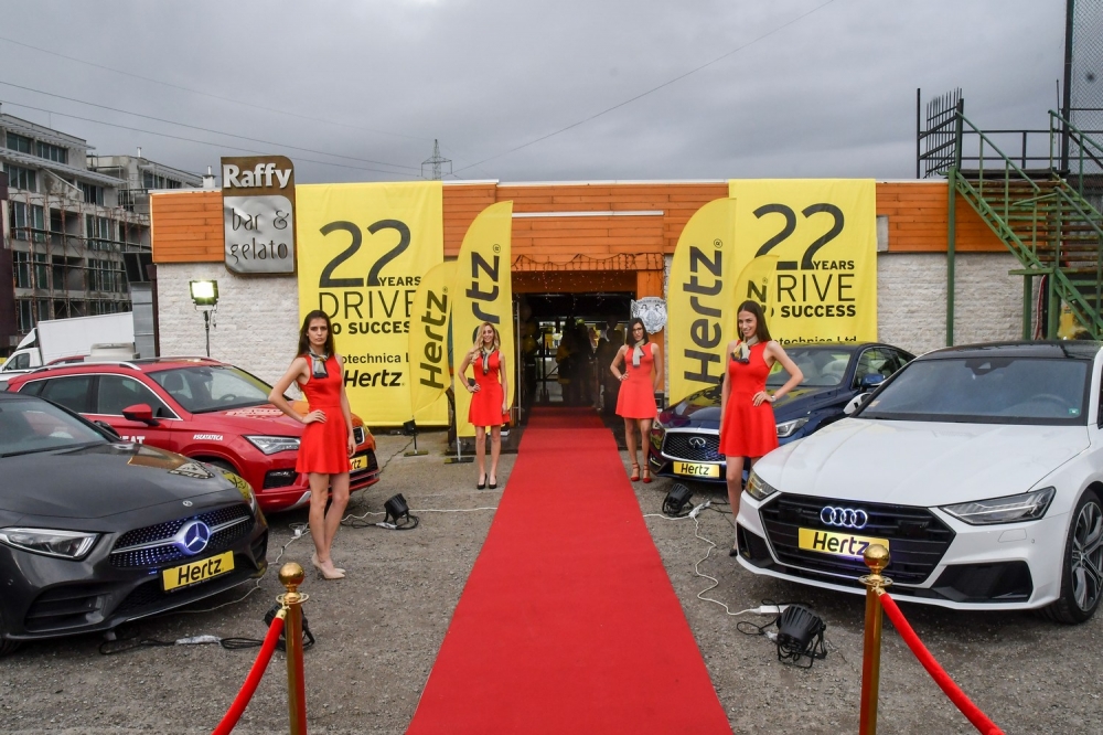 Hertz/Аутотехника отпразнува 22 рожден ден на дъждовно парти с Мария Илиева