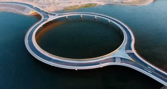 Направиха кръгов мост в морето, за да убият скоростта (видео)