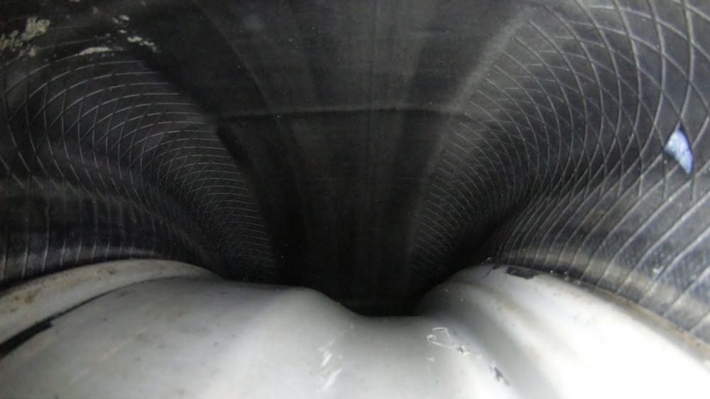 Така изглежда автомобилната гума в движение отвътре (видео)