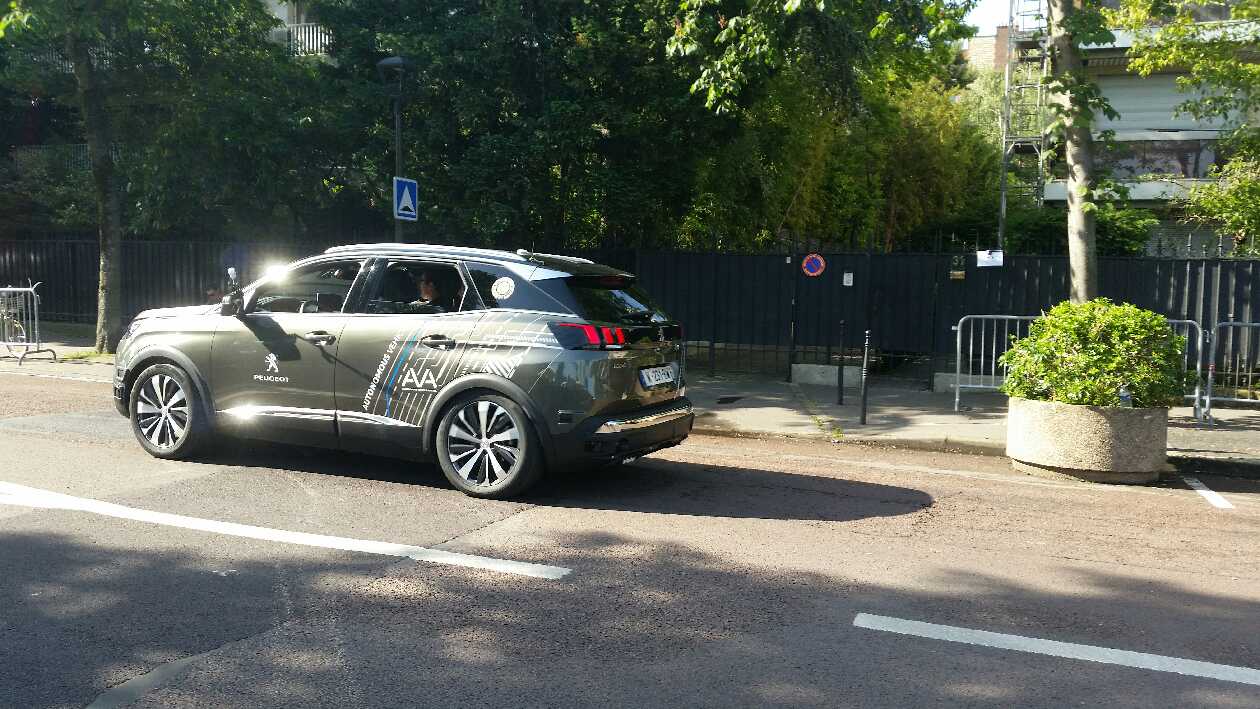 Peugeot вози Григор Димитров в джип с автопилот