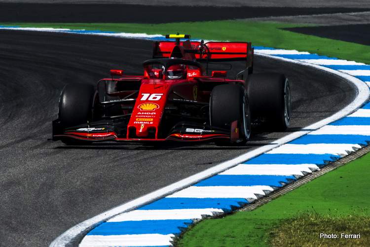 Пилотите на Ferrari си размениха по една тренировка