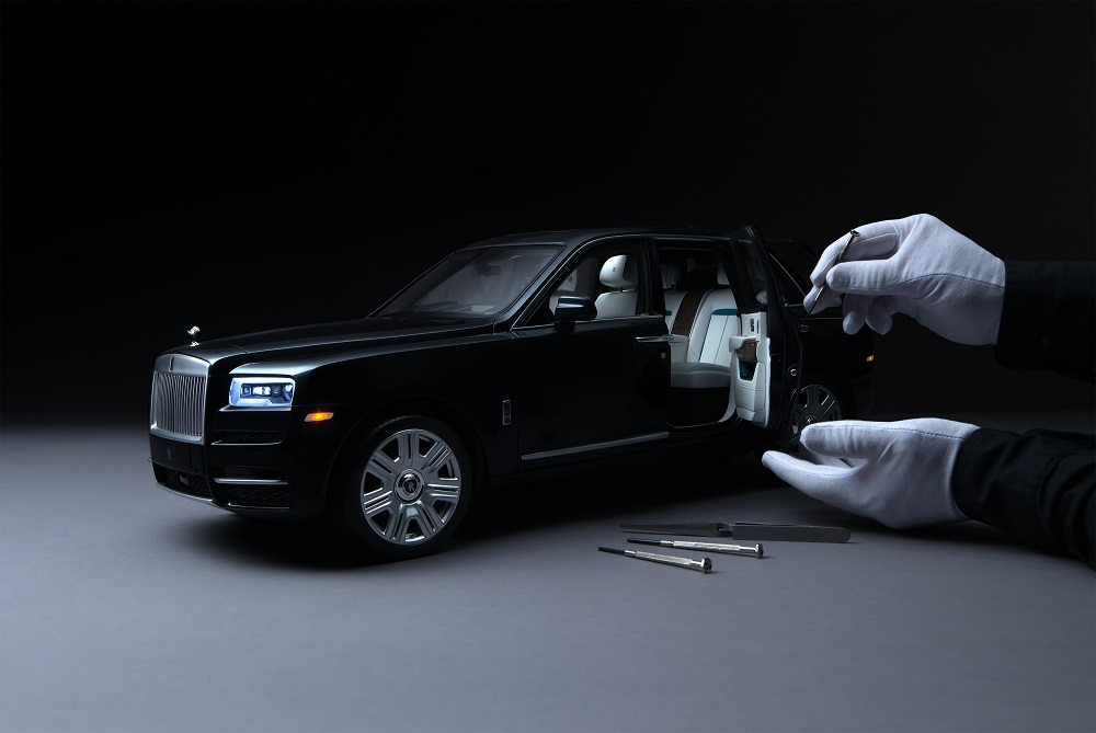 Официалната 1:8 реплика на Rolls-Royce Cullinan се сглобява над 450 часа