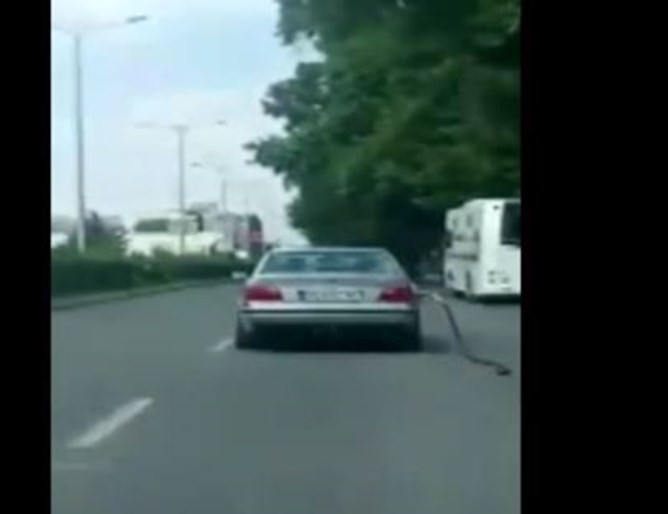 Шофьор на BMW си тръгна от бензиностанция в Пловдив с маркуча (видео)