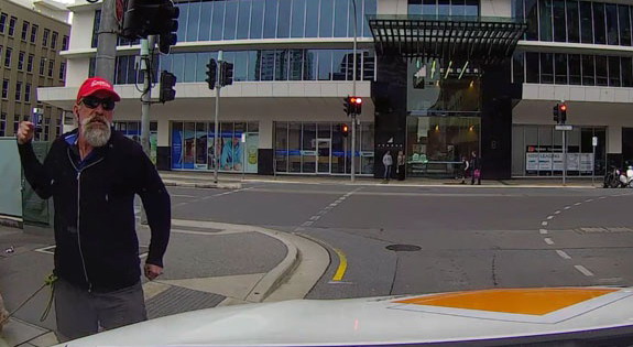 Над 7 млн. гледат видео как пешеходец показва среден пръст