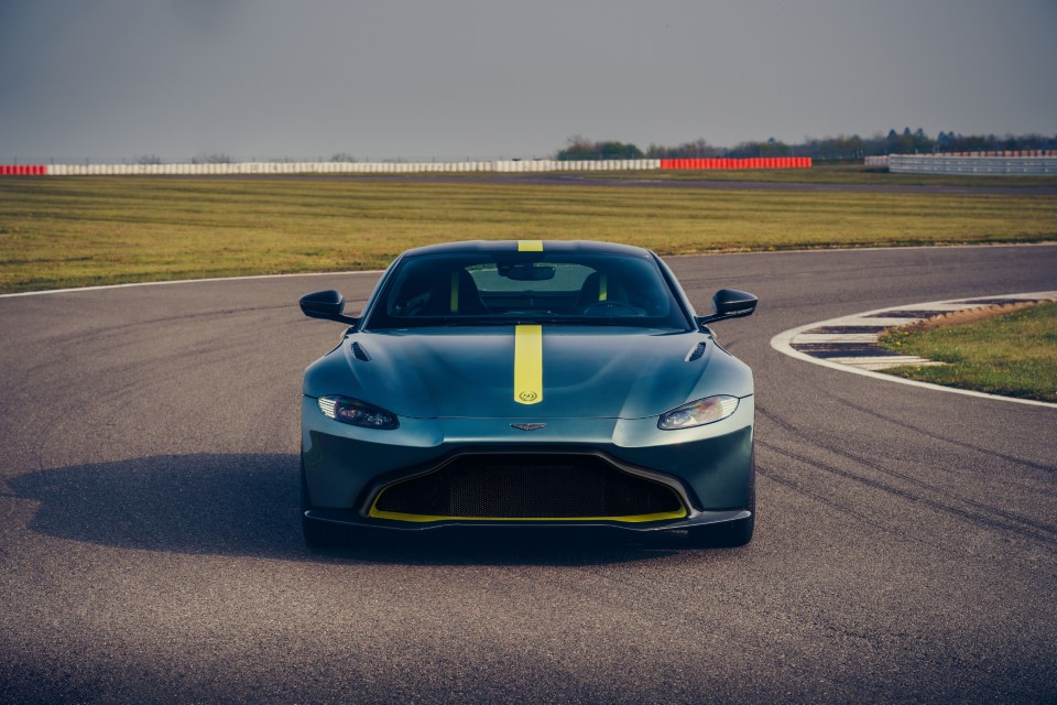 Aston Martin разсекрети Vantage AMR с механична трансмисия (видео)