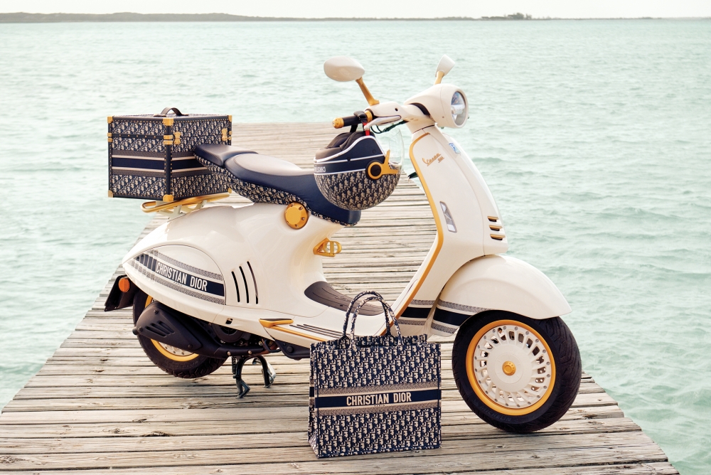 Vespa и Dior със съвместен скутер и аксесоари към него
