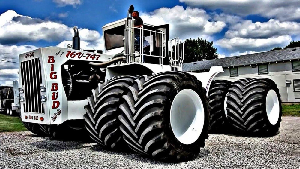 Да смениш гумите на най-големия трактор в света за първи път от 43 години (видео)