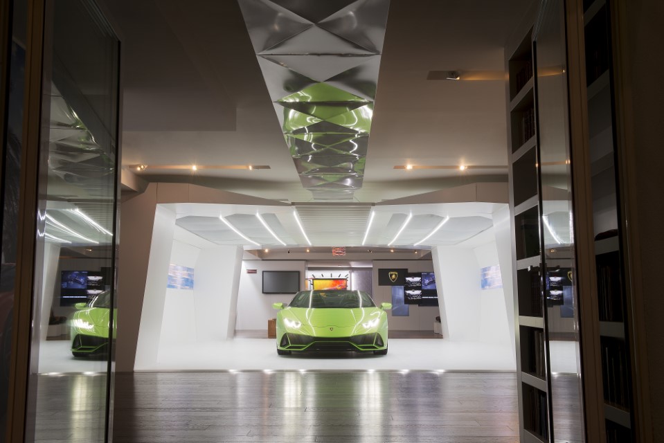 Lamborghini Huracan EVO Spyder в Седмицата на дизайна в Милано (видео)