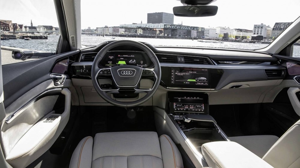 Серийният Audi E-Tron има пет дисплея в кабината!